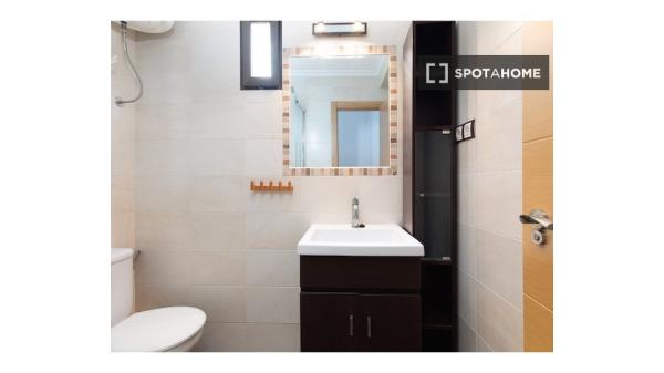 Pokój we wspólnym mieszkaniu, Cabanyal-Canyamelar, Walencja.