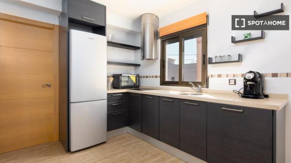 Pokój we wspólnym mieszkaniu, Cabanyal-Canyamelar, Walencja.