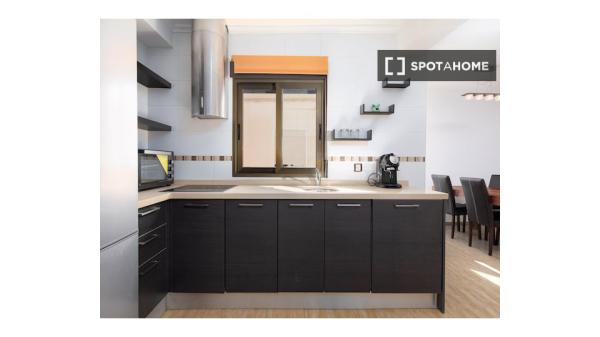 Pokój we wspólnym mieszkaniu, Cabanyal-Canyamelar, Walencja.