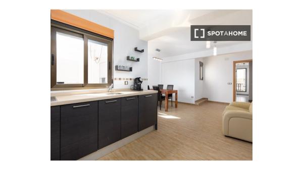 Pokój we wspólnym mieszkaniu, Cabanyal-Canyamelar, Walencja.