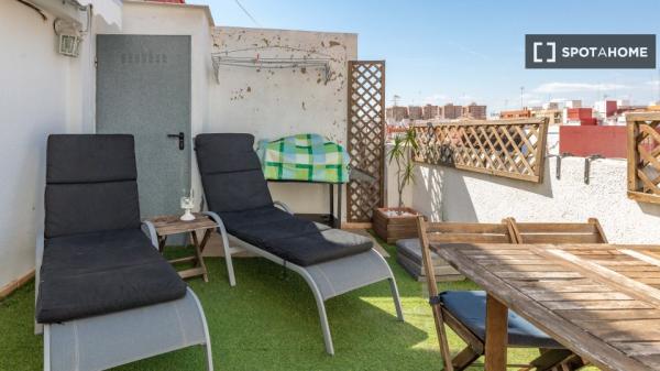 Pokój we wspólnym mieszkaniu, Cabanyal-Canyamelar, Walencja.