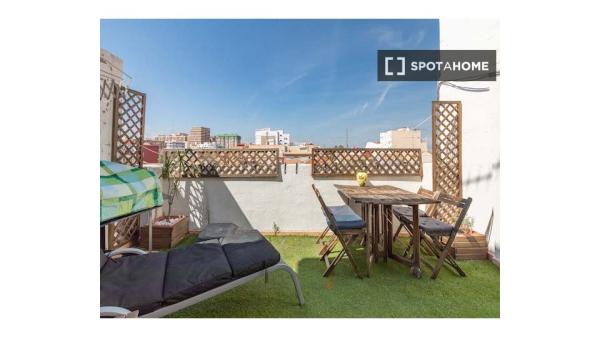 Pokój we wspólnym mieszkaniu, Cabanyal-Canyamelar, Walencja.