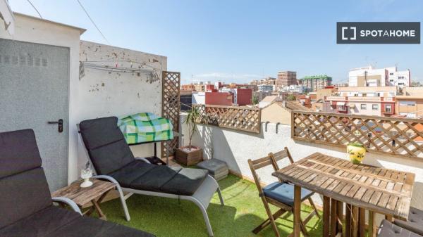 Pokój we wspólnym mieszkaniu, Cabanyal-Canyamelar, Walencja.