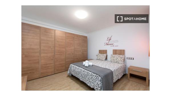 Pokój we wspólnym mieszkaniu, Cabanyal-Canyamelar, Walencja.