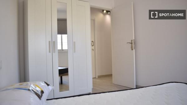 Se alquila habitación en piso compartido de 5 habitaciones en La Orotava