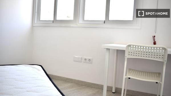 Se alquila habitación en piso compartido de 5 habitaciones en La Orotava