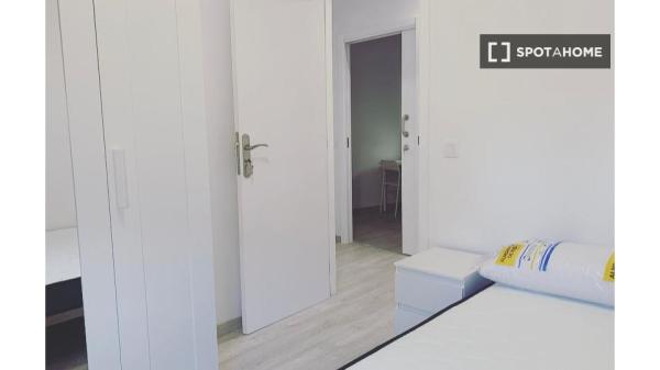 Se alquila habitación en piso compartido de 5 habitaciones en La Orotava