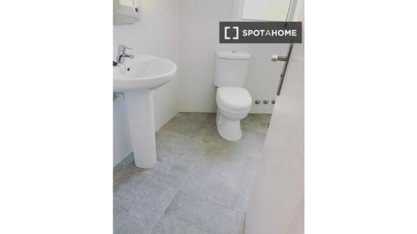 Se alquila habitación en piso compartido de 5 habitaciones en La Orotava