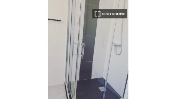 Se alquila habitación en piso compartido de 5 habitaciones en La Orotava