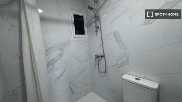 Pokój w mieszkaniu dzielonym z 5 sypialniami w Hispanoamérica