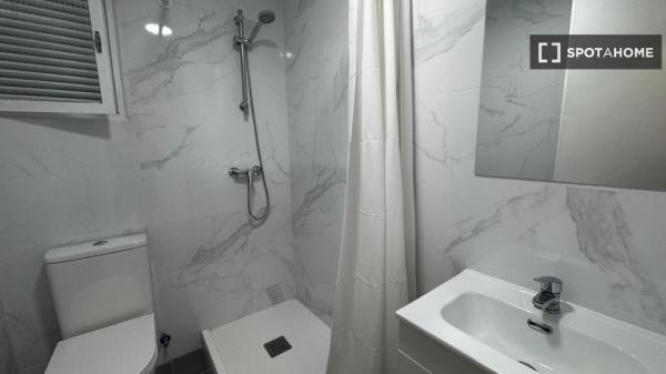 Pokój w mieszkaniu dzielonym z 5 sypialniami w Hispanoamérica