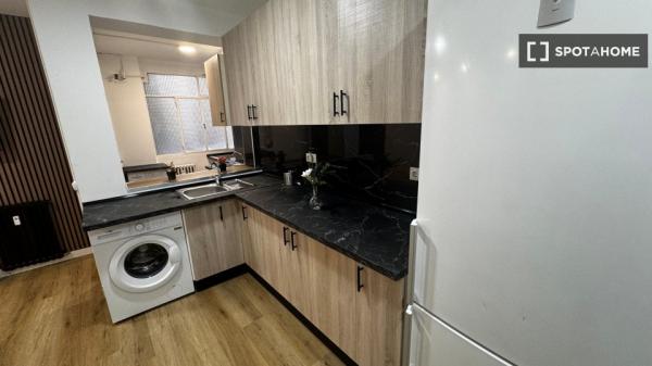 Pokój w mieszkaniu dzielonym z 5 sypialniami w Hispanoamérica