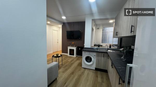 Pokój w mieszkaniu dzielonym z 5 sypialniami w Hispanoamérica