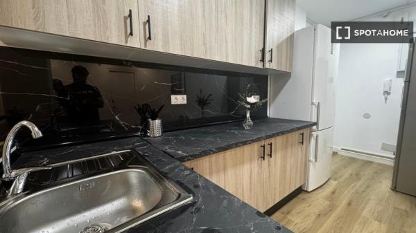 Pokój w mieszkaniu dzielonym z 5 sypialniami w Hispanoamérica