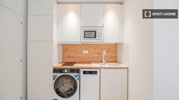 Estudio en alquiler en Valdeacederas, Madrid