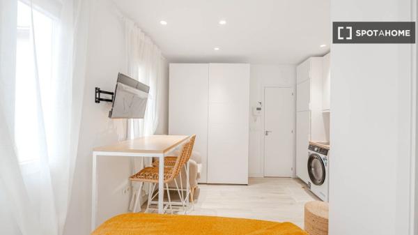 Estudio en alquiler en Valdeacederas, Madrid