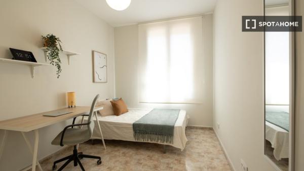 Se alquila habitación en piso de 5 habitaciones en Zaragoza