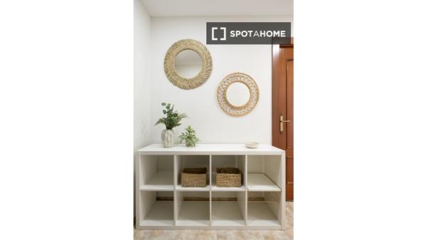 Se alquila habitación en piso de 5 habitaciones en Zaragoza