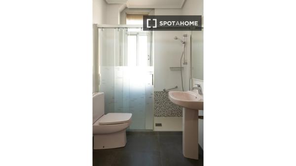 Se alquila habitación en piso de 5 habitaciones en Zaragoza