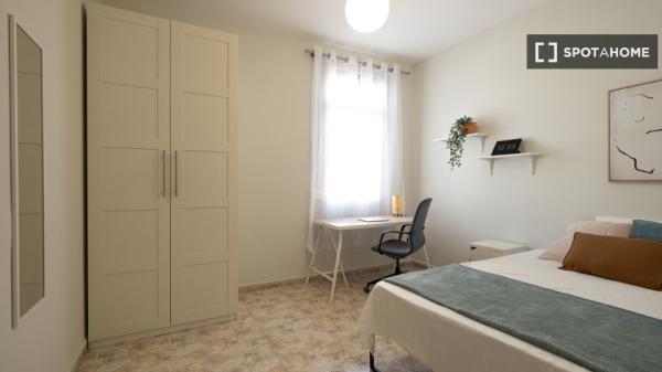 Se alquila habitación en piso de 5 habitaciones en Zaragoza