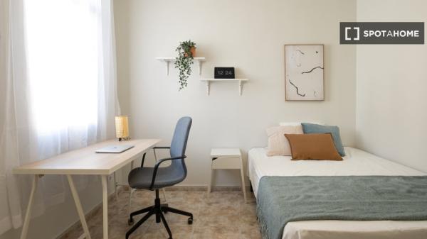 Se alquila habitación en piso de 5 habitaciones en Zaragoza