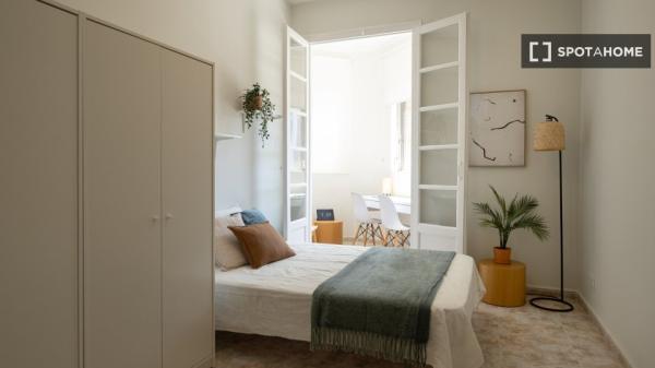 Se alquila habitación en piso de 5 habitaciones en Zaragoza