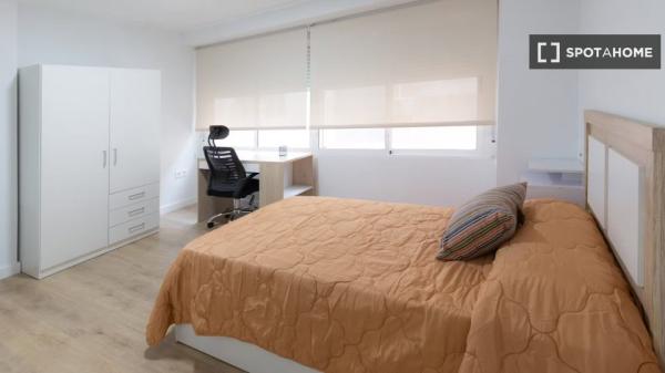 Habitación en piso compartido en alquiler en Elche, Alicante.