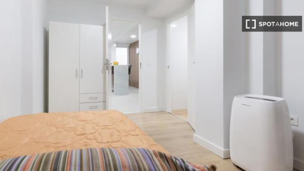 Habitación en piso compartido en alquiler en Elche, Alicante.