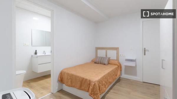 Habitación en piso compartido en alquiler en Elche, Alicante.