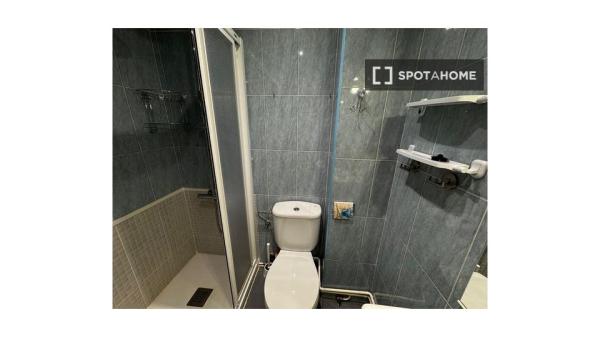 Habitación en piso compartido en madrid.