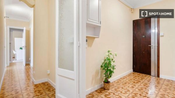 Habitación en piso compartido en barcelona.