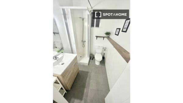 Room in shared apartment in Sevilla