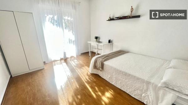 Room in shared apartment in Sevilla