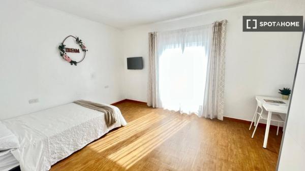 Room in shared apartment in Sevilla