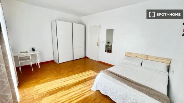 Room in shared apartment in Sevilla