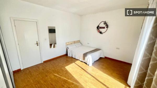 Room in shared apartment in Sevilla