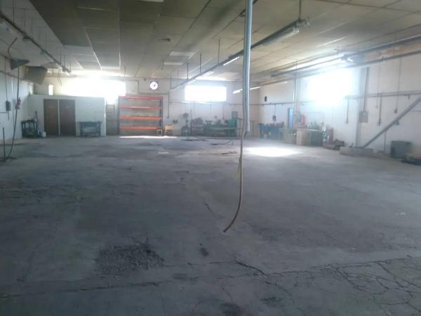 Nave en via de Servicio