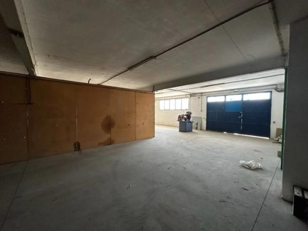 Nave en avenida villena