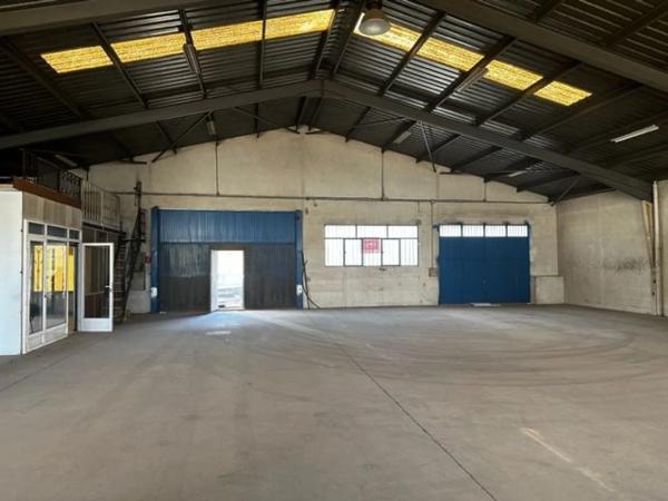 Nave en avenida villena