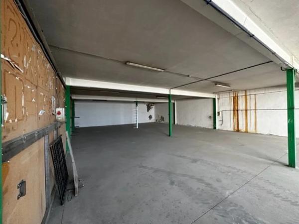 Nave en avenida villena