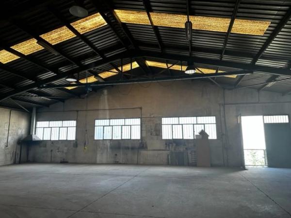 Nave en avenida villena