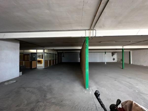 Nave en avenida villena