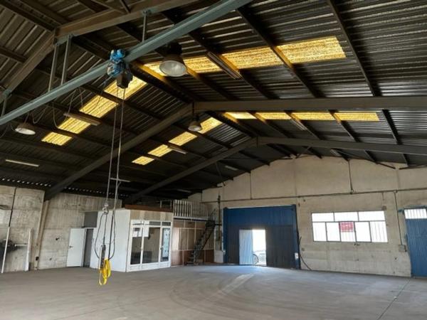 Nave en avenida villena