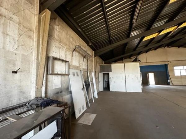 Nave en avenida villena