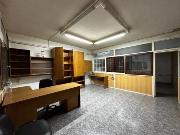 Nave en avenida villena