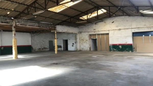 Nave en carretera Biar