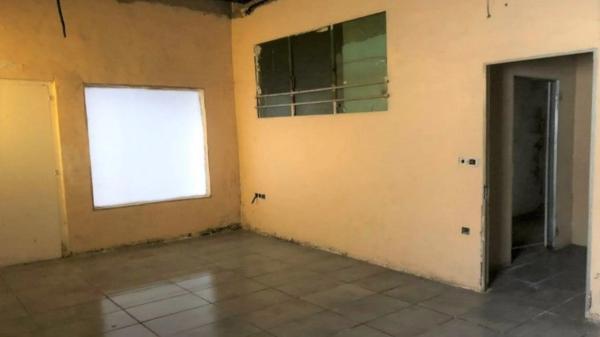 Nave en carretera Biar