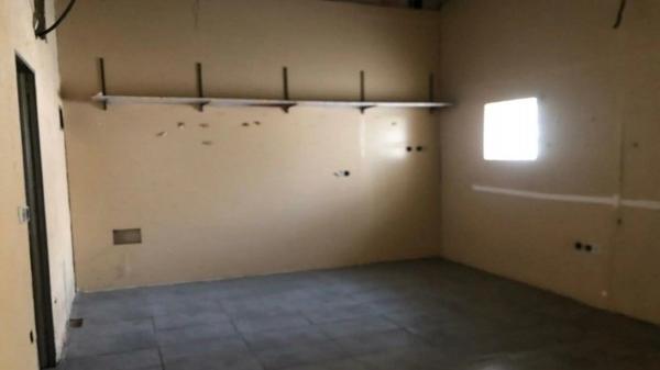 Nave en carretera Biar