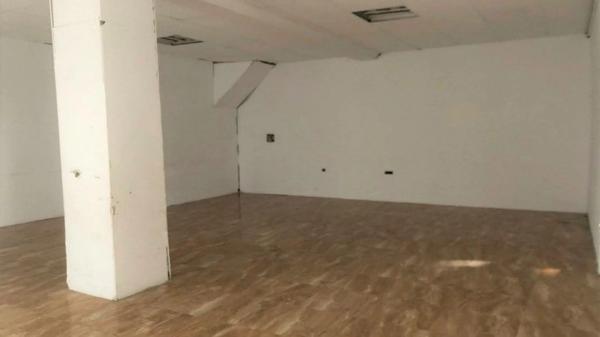 Nave en carretera Biar