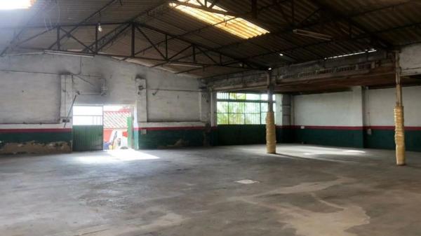 Nave en carretera Biar